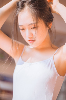 女生内裤卡进缝感觉